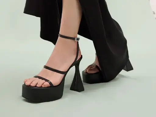 細帶雕刻鞋跟涼鞋